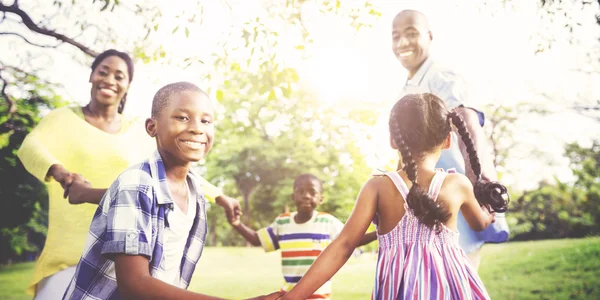 Hermosa familia africana en el parque —  Fotos de Stock