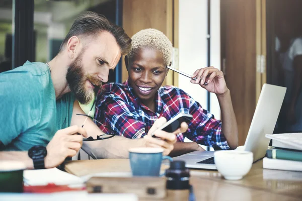 Människor vänner på fika Concept — Stockfoto