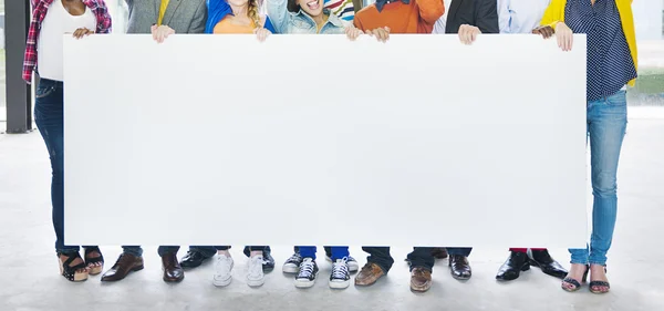 Gente sosteniendo pancarta — Foto de Stock