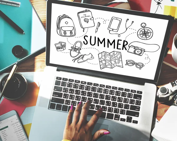 Laptop med sommaren på skärmen — Stockfoto