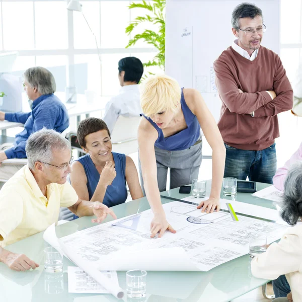 Affärsmän diskuterar projekt — Stockfoto