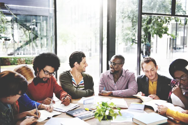 Människor brainstorming tillsammans — Stockfoto