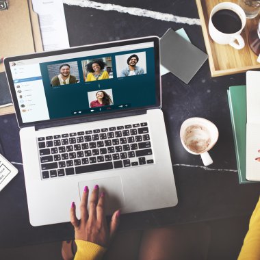 İşlemi çalışan kadın laptop onun iş yerinde kullanarak 