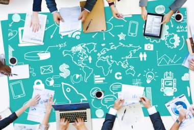 Toplantıda tartışırken iş arkadaşları