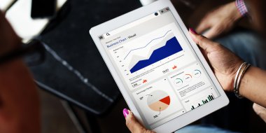 İnsanlar kahve molası internet tarama 