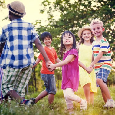 Çocuklar dışarıda oynuyor.