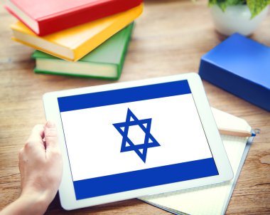 Tablet kullanan adam