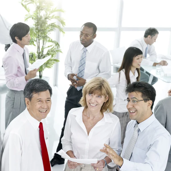 Les gens d'affaires travaillant dans le bureau — Photo