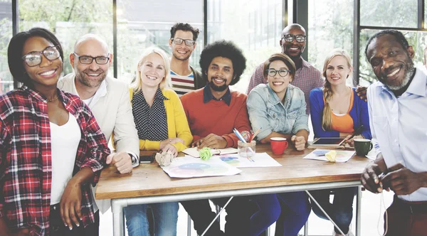 Mensen samen brainstormen — Stockfoto