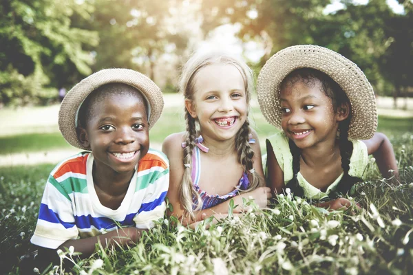 Crianças multiétnicas ao ar livre — Fotografia de Stock