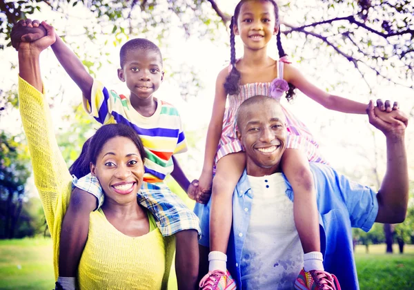 Prachtige Afrikaanse familie in park — Stockfoto
