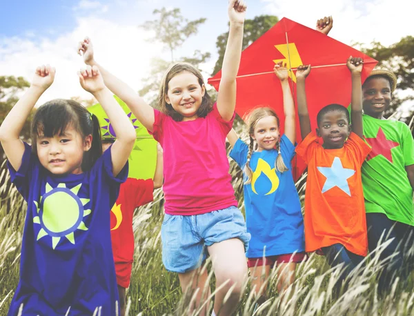 Enfants jouant avec des cerfs-volants — Photo