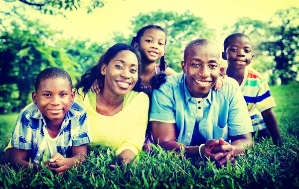 Bela família africana no parque — Fotografia de Stock