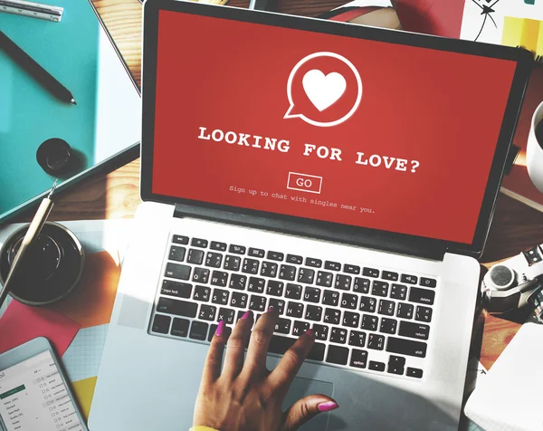 Laptop met op zoek naar liefde op scherm — Stockfoto