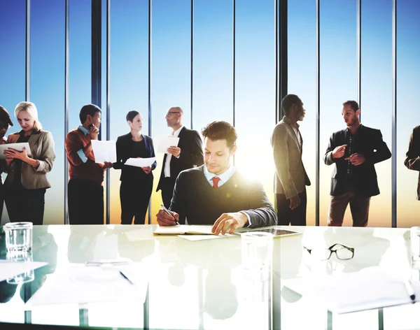 Gente de negocios discutiendo en la oficina —  Fotos de Stock