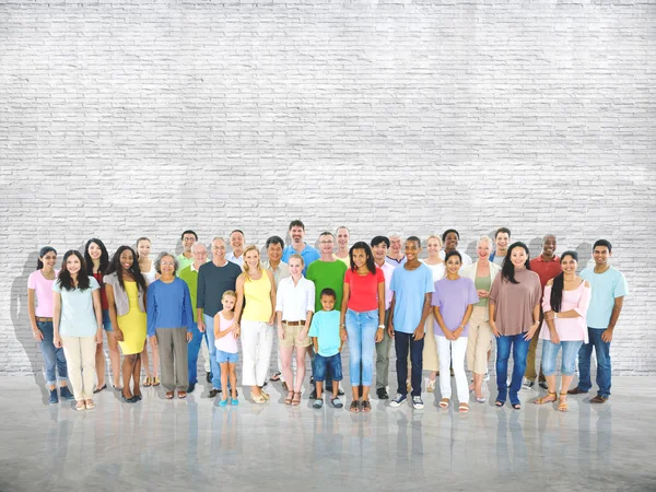 Diversiteit mensen permanent samen — Stockfoto