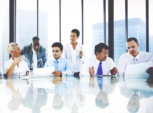 Grupo de empresários em reunião corporativa — Fotografia de Stock