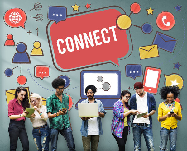 Молодые люди используют цифровые устройства
