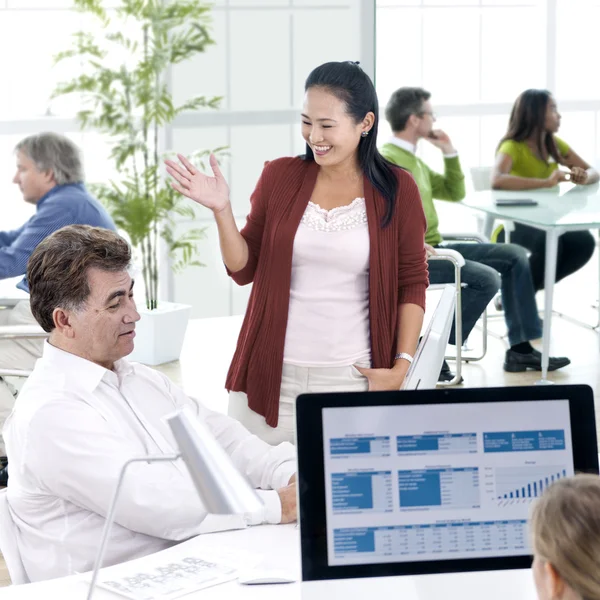 Geschäftsleute reden im Büro — Stockfoto