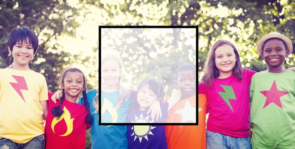 Bambini multietnici all'aperto — Foto Stock