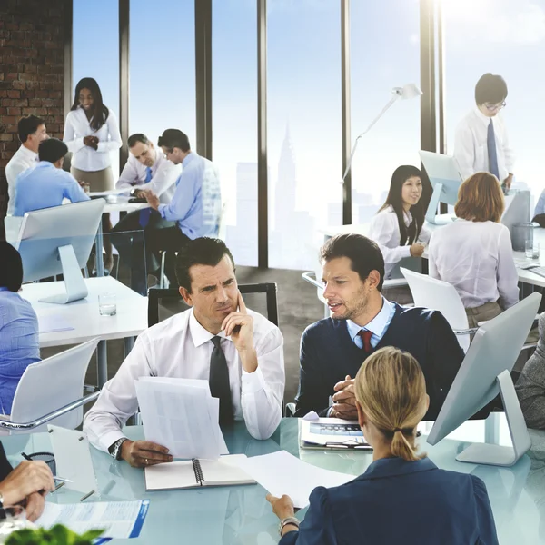 Geschäftsteam arbeitet zusammen — Stockfoto