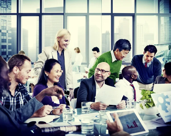 Equipe de negócios trabalhando juntos — Fotografia de Stock