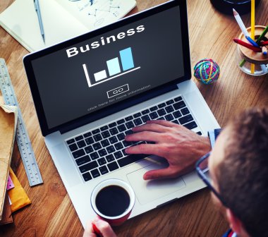 adam iş organizasyonu app kullanarak dizüstü bilgisayar ile