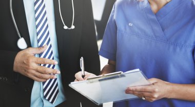 Doktorların tanı hakkında konuşmak için Toplantı