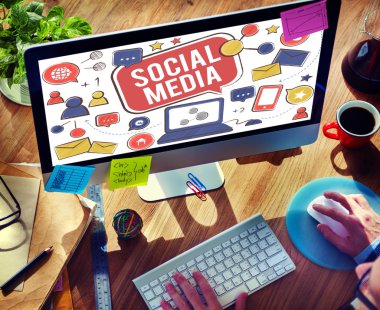 klavyede yazarak adam