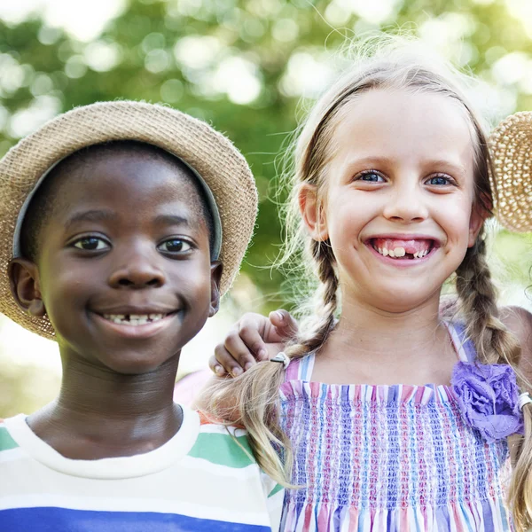 Niños multiétnicos al aire libre —  Fotos de Stock