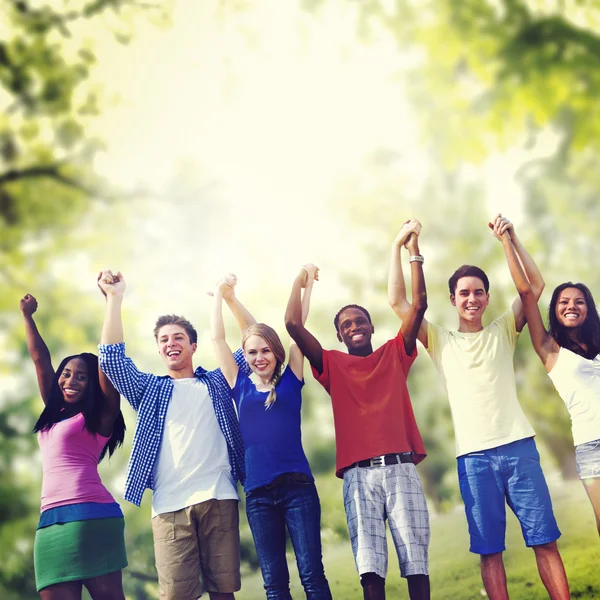 Jóvenes amigos al aire libre — Foto de Stock