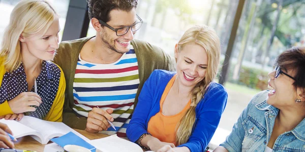 Studenters lärande i café — Stockfoto