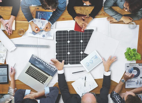 Mensen uit het bedrijfsleven bespreken Solar Power milieu Concept — Stockfoto