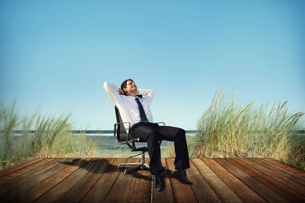 Zakenman ontspanning in de natuur — Stockfoto