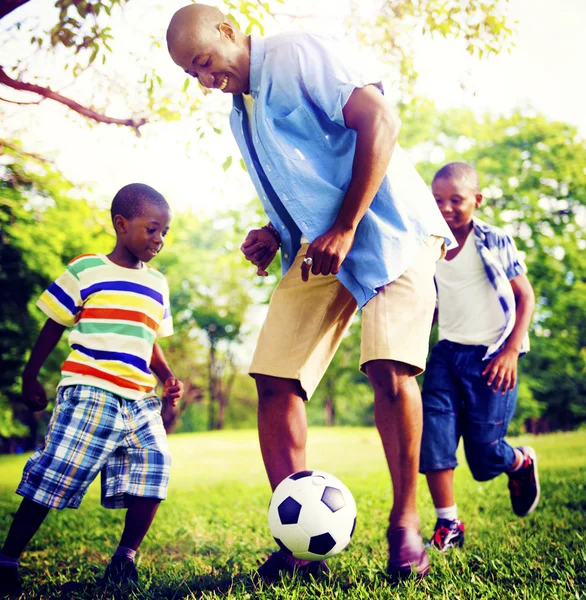 Ayah bermain sepak bola dengan anak-anak — Stok Foto