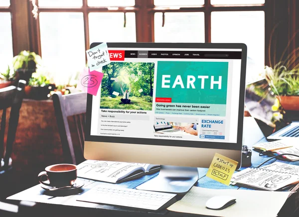 Werkplek met monitor op tafel — Stockfoto