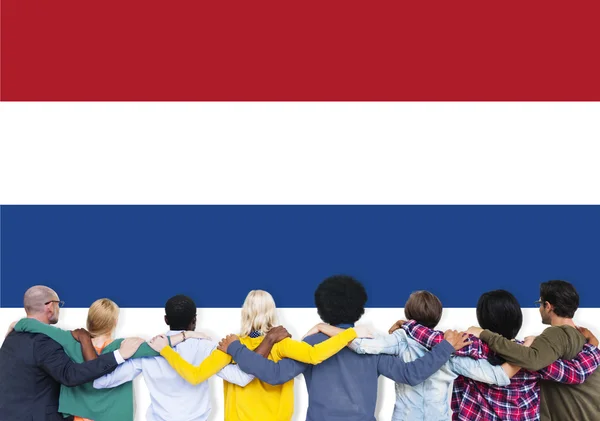 多民族の人々 とオランダの国旗 — ストック写真