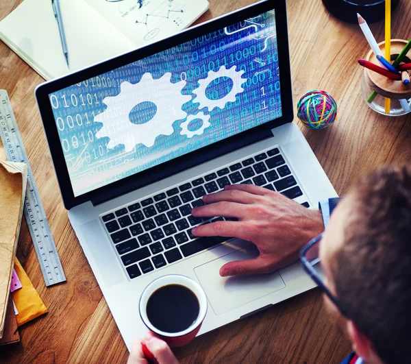 Homem digitando no teclado — Fotografia de Stock