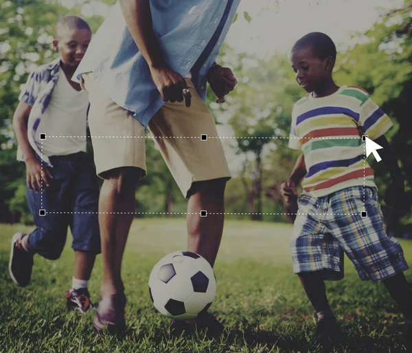 Far spela fotboll med barn — Stockfoto