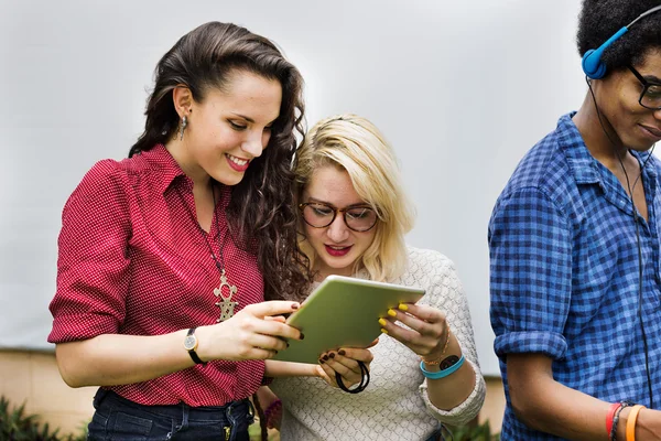 Menschen freundschaftliches Miteinander — Stockfoto