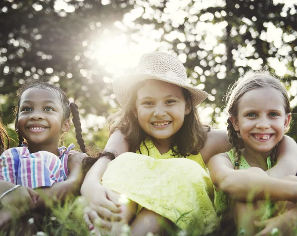 Multi crianças étnicas ao ar livre — Fotografia de Stock