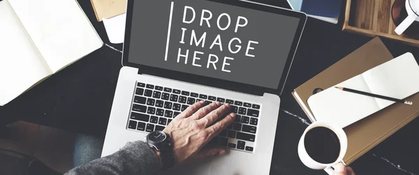 Homem usando laptop em seu local de trabalho, processo de trabalho — Fotografia de Stock