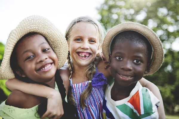 Multiethnische Kinder im Freien — Stockfoto