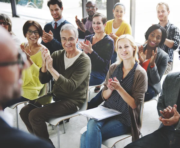 Diversità uomini d'affari insieme alla riunione — Foto Stock