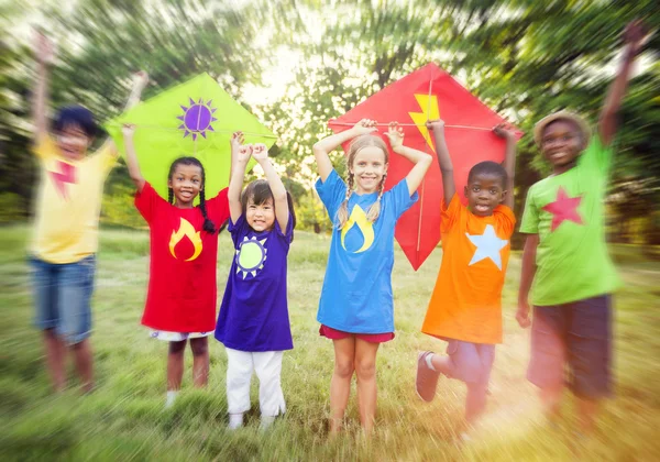 Kinder spielen mit fliegenden Drachen — Stockfoto