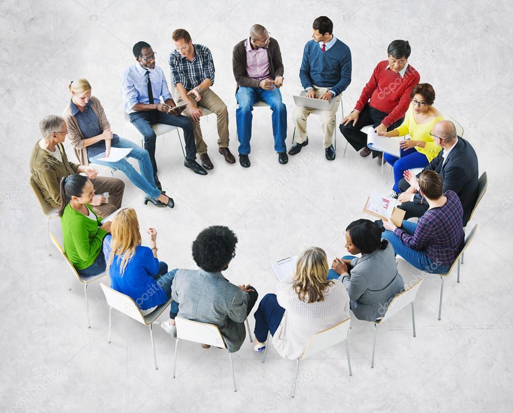 Группа в которую подходят человек. Человек радостный. Человек в круге. Групповая встреча поддержки фото. Люди стоящие в ряд.