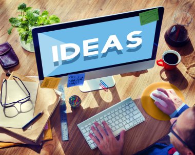 Bilgisayarda çalışan iş adamı 