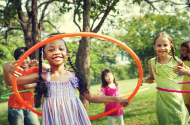 hildren hula hoops ile oynamak