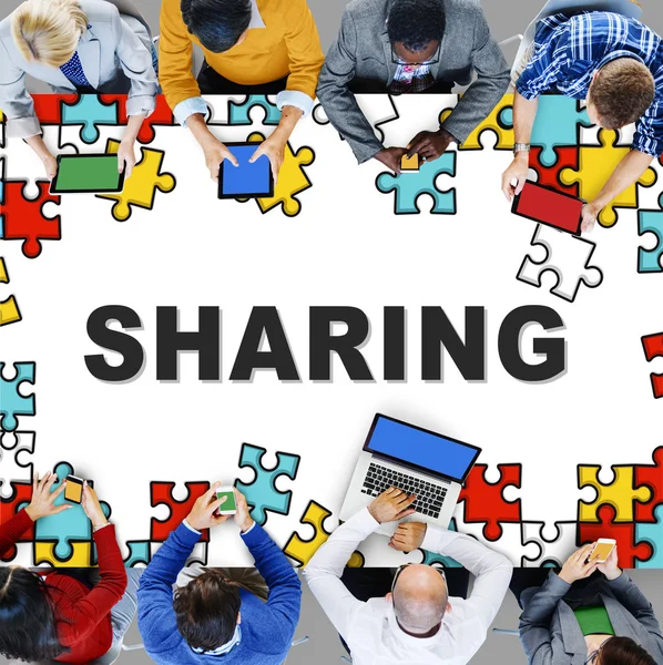 Persone che utilizzano dispositivi e Sharing Concept — Foto Stock