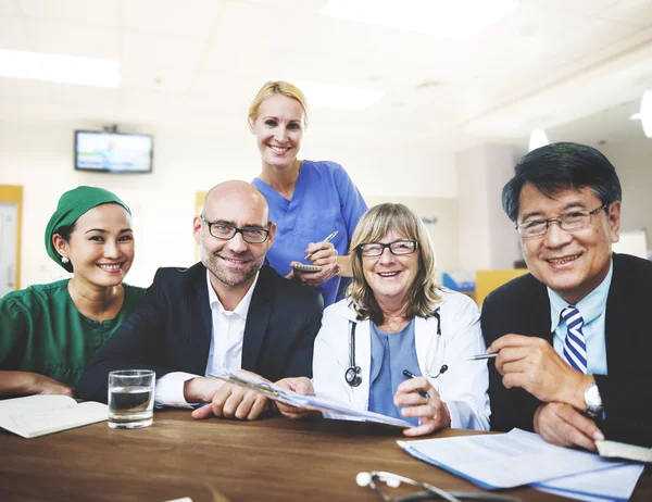 Groep van artsen tijdens de discussie — Stockfoto